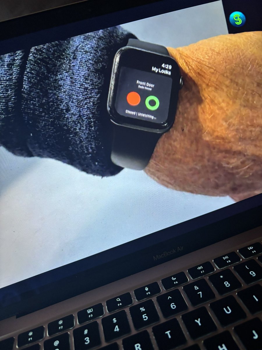 GodmotherThe's tweet image. Gerrard’s house is so futuristic! 

Everything operates conveniently for his little daughter and old father. You can literally control any part of the house using your voice or electronics.🔥🔥
#AfternoonExpress #PEPHomeExpress