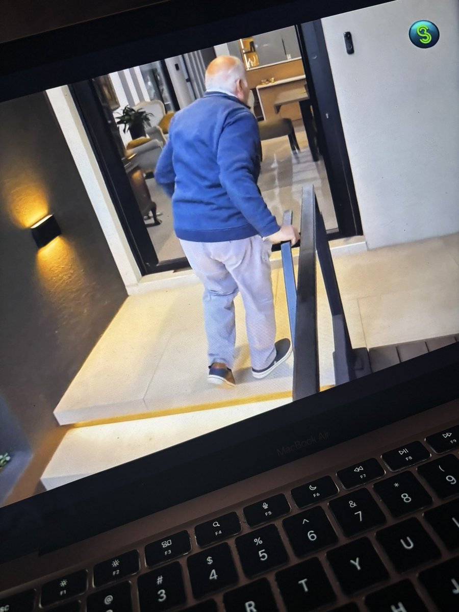 GodmotherThe's tweet image. Gerrard’s house is so futuristic! 

Everything operates conveniently for his little daughter and old father. You can literally control any part of the house using your voice or electronics.🔥🔥
#AfternoonExpress #PEPHomeExpress