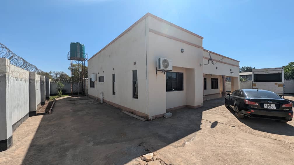 DrSim14's tweet photo. Full complete house for sale in New Kasama. Standing on 44M×27M plot just behind the President's community house 
Asking price $125,000
Contact details 
Cell: 0974253900 call/WhatsApp 
Or 0961434884
Email: simusokwedaniel65@gmail.com https://t.co/2NQ89pS97m
