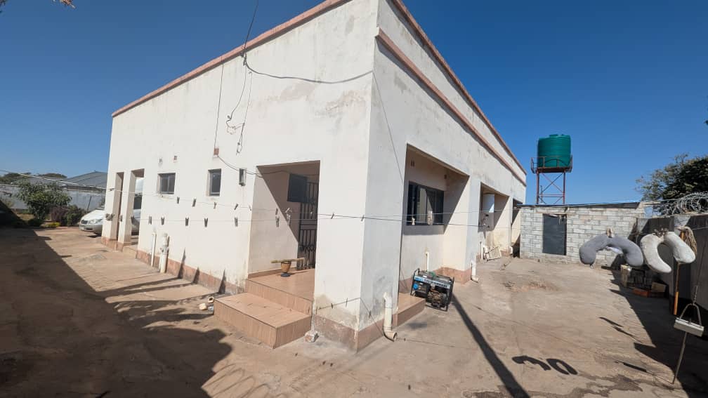 DrSim14's tweet photo. Full complete house for sale in New Kasama. Standing on 44M×27M plot just behind the President's community house 
Asking price $125,000
Contact details 
Cell: 0974253900 call/WhatsApp 
Or 0961434884
Email: simusokwedaniel65@gmail.com https://t.co/2NQ89pS97m