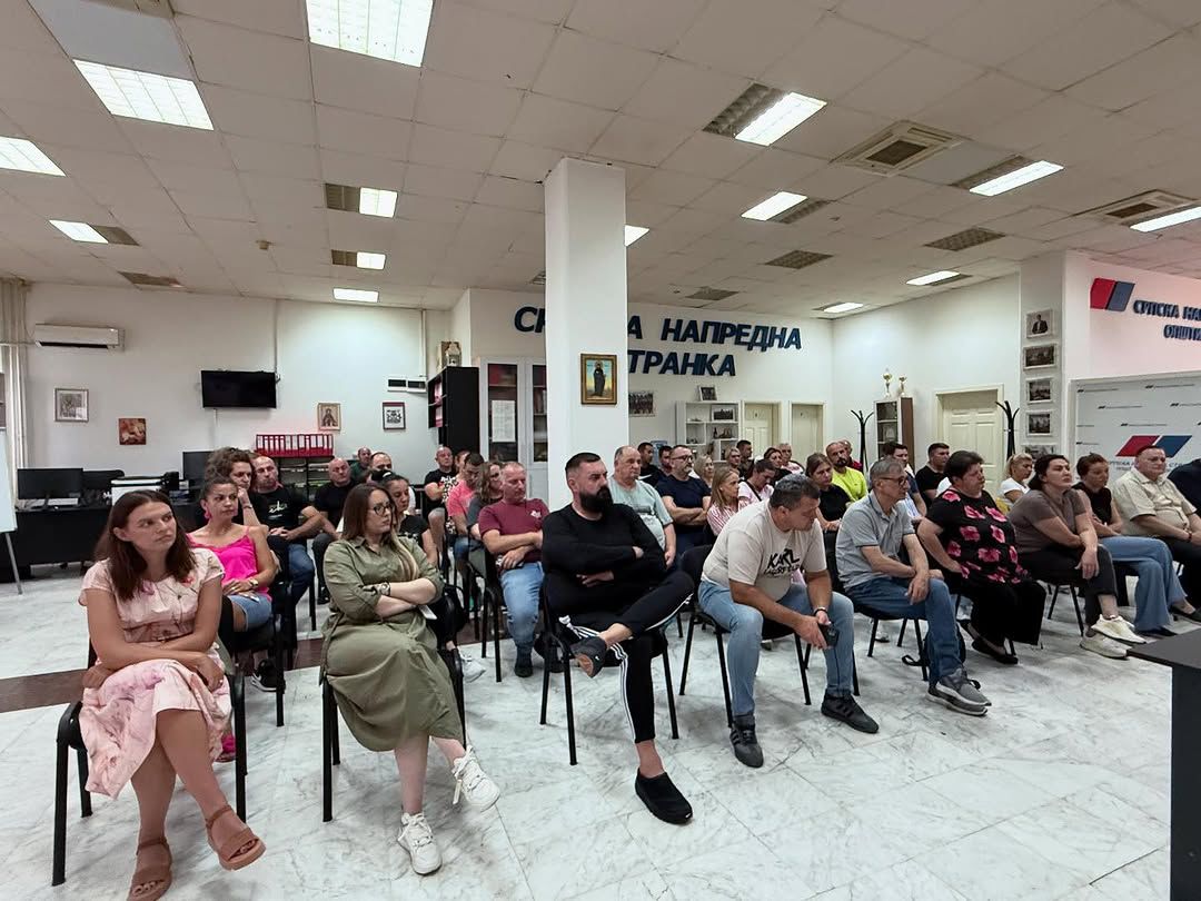 Одржао сам данас састанак Општинског одбора Српске напредне странке у Шиду и разговарао са саборцима. Добро је што нам је ово време показало ко је какав - коме је стало да Србија иде напред, а ко би да руши Србију.
Битно је у овим изазовним временима остати смирен! Победиће