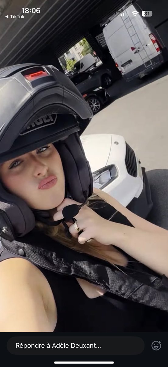 Même avec un casque de moto elle est belle eshhh