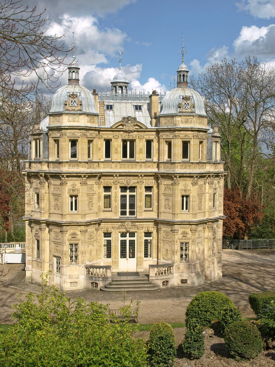 ON  TOUR WITH DEAD WRITERS by ZJ Czupor.  Outside of Paris, this famous author built this chateau but later went bankrupt. He was a writer by day and Don Juan by night. roguewomenwriters.com/on-tour-with-d…