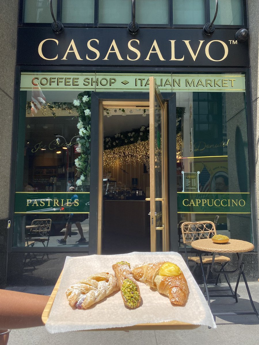 TimesSquareNYC's tweet image. Get a taste of Italy in the heart of Times Square! 🇮🇹
Casa Salvo brings authentic Sicilian flavors to NYC 🌟
From pastries to espresso, Chef Salvo Lo Castro delivers it all with heart 👨🍳
#TimesSquare #AffordableTimesSquare #Bakery #NYC