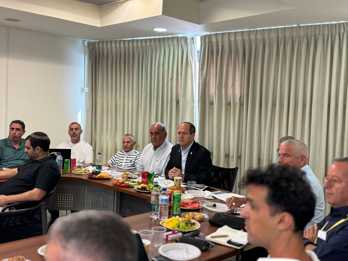 NirBarkat's tweet image. במהלך ביקורי היום בצפון, הגעתי לישיבת עבודה בשלומי עם ראש המועצה, גבי נאמן שם נפגשתי עם תעשיינים ובעלי עסקים מקומיים – האנשים שמניעים את הכלכלה והתעשייה הישראלית גם בשעת חירום.
שמעתי וראיתי מקרוב את האתגרים – אבל גם את הפוטנציאל האדיר שקיים באזור. כשר הכלכלה והתעשייה אני רואה…