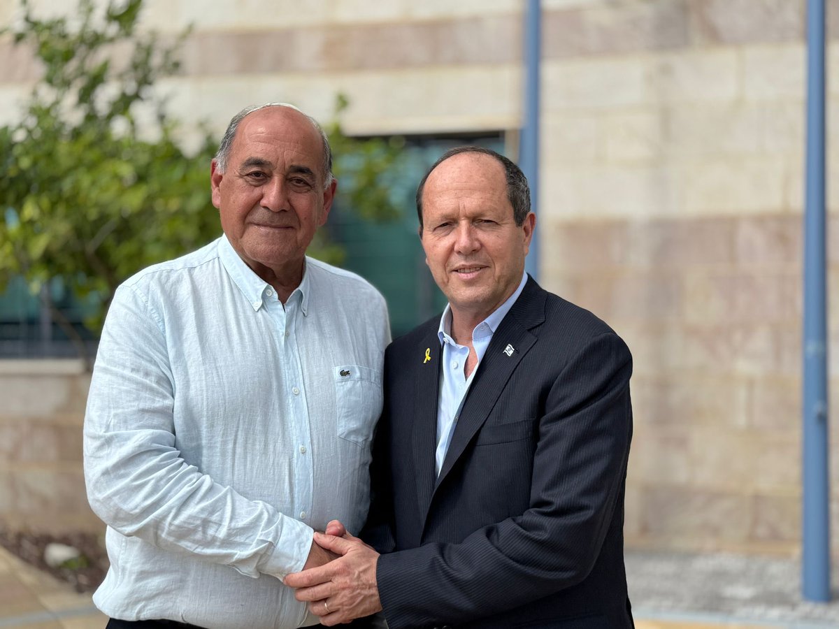 NirBarkat's tweet image. במהלך ביקורי היום בצפון, הגעתי לישיבת עבודה בשלומי עם ראש המועצה, גבי נאמן שם נפגשתי עם תעשיינים ובעלי עסקים מקומיים – האנשים שמניעים את הכלכלה והתעשייה הישראלית גם בשעת חירום.
שמעתי וראיתי מקרוב את האתגרים – אבל גם את הפוטנציאל האדיר שקיים באזור. כשר הכלכלה והתעשייה אני רואה…