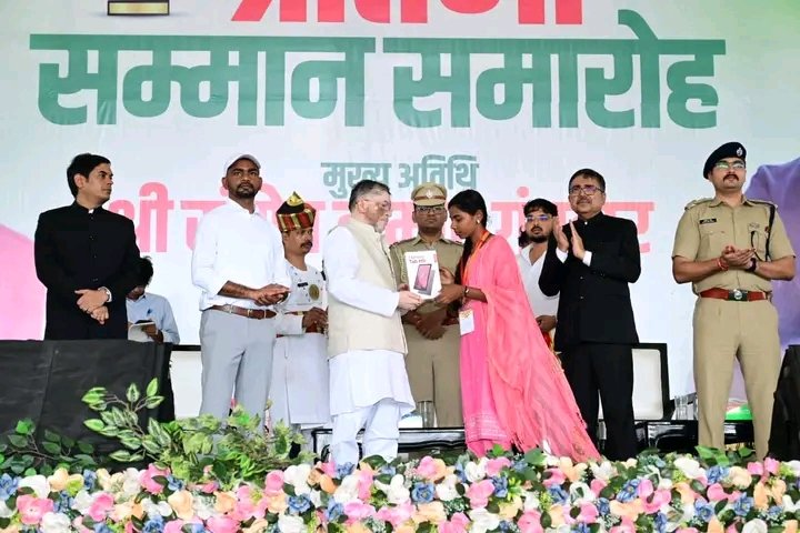 महज वेतन नहीं विचार बाँटे गए हैं!
*
मा. जयराम महतो द्वारा अपनी तीन महीने की सैलरी का 75% हिस्सा ज़रूरतमंद विद्यार्थियों को पुरस्कार राशि के रूप में देना कोई सामान्य परोपकारी कार्य नहीं है। 

यह एक वैचारिक हस्तक्षेप है — व्यवस्था के भीतर रहकर उस व्यवस्था को झकझोरने का प्रयास।

आज