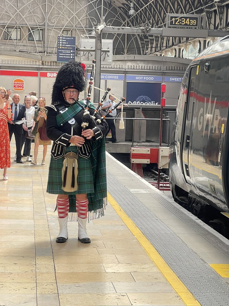 Surprise Surprise being “piped” onto Paddington concourse today #GWR #Paddington