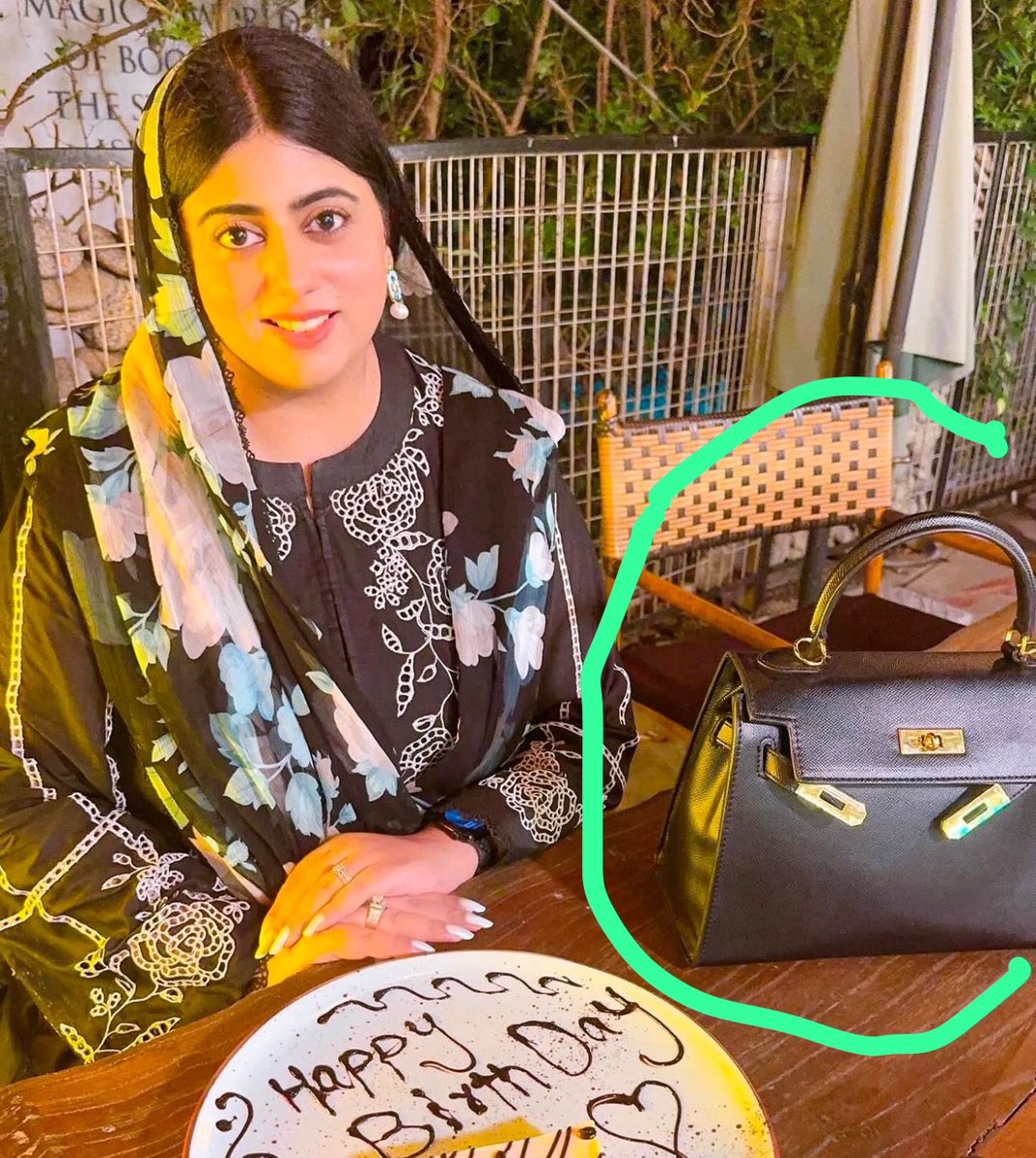 ارشد شریف کی دکھی تیسری سوگوار  بیوی مہنگے ترین برانڈڈ بیگ 
Hermès Kelly 25 epsom Noir  جسکی قیمت 
 Price : $35 ,000 ہے کے ساتھ سوگ منا رہی ہے