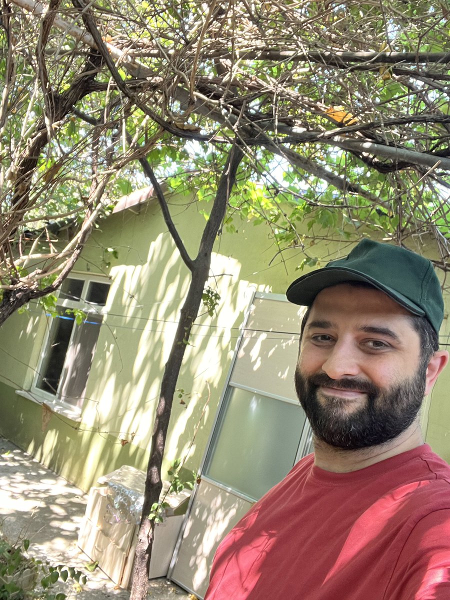 30 sene şu tek katlı evde oturmuşum adam bana şey diyor:
“Sırça köşklerinizden konuşmak kolay.” 
He paşam he.