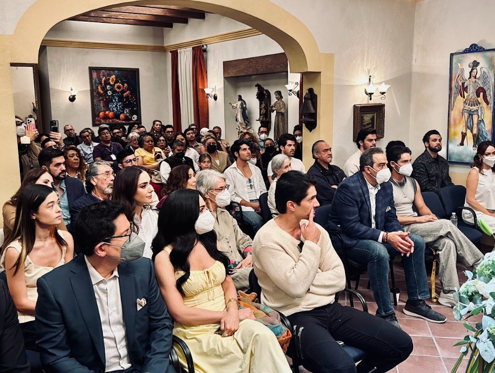 Así se vivió la misa por el inicio de transmisiones de #Amanecer. 

El elenco y la producción se reunieron para agradecer el arranque de esta gran historia. 🌅

#TUPrensa