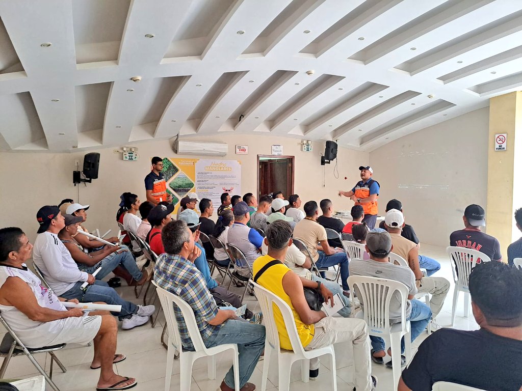 Riesgos_Ec's tweet photo. 📍#ElOro 
 #Huaquillas
Capacitamos a pescadores de ASOPRORECMAR y la Cooperativa Puerto Hualtaco, compartimos sobre temas de evacuación, gestión de riesgos y uso de sistema de alerta temprana SAT-Tsunami.

💪 Fortalecemos capacidades locales para responder ante emergencias.
Somos #GobiernoEnAcción 🇪🇨