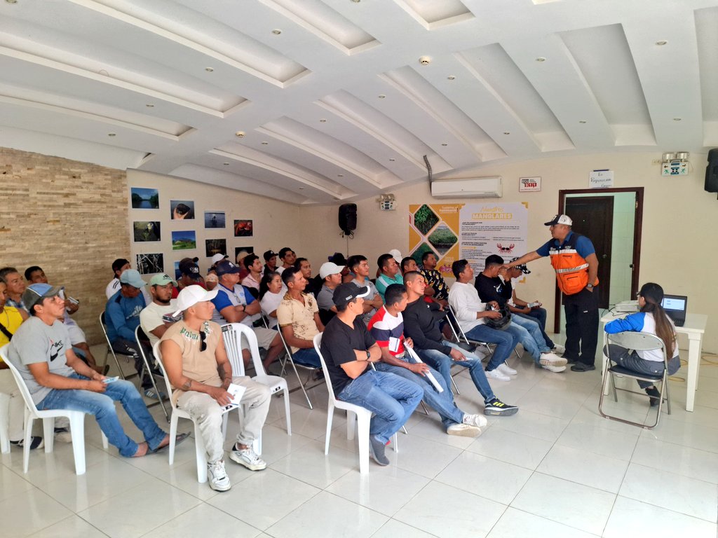 Riesgos_Ec's tweet photo. 📍#ElOro 
 #Huaquillas
Capacitamos a pescadores de ASOPRORECMAR y la Cooperativa Puerto Hualtaco, compartimos sobre temas de evacuación, gestión de riesgos y uso de sistema de alerta temprana SAT-Tsunami.

💪 Fortalecemos capacidades locales para responder ante emergencias.
Somos #GobiernoEnAcción 🇪🇨