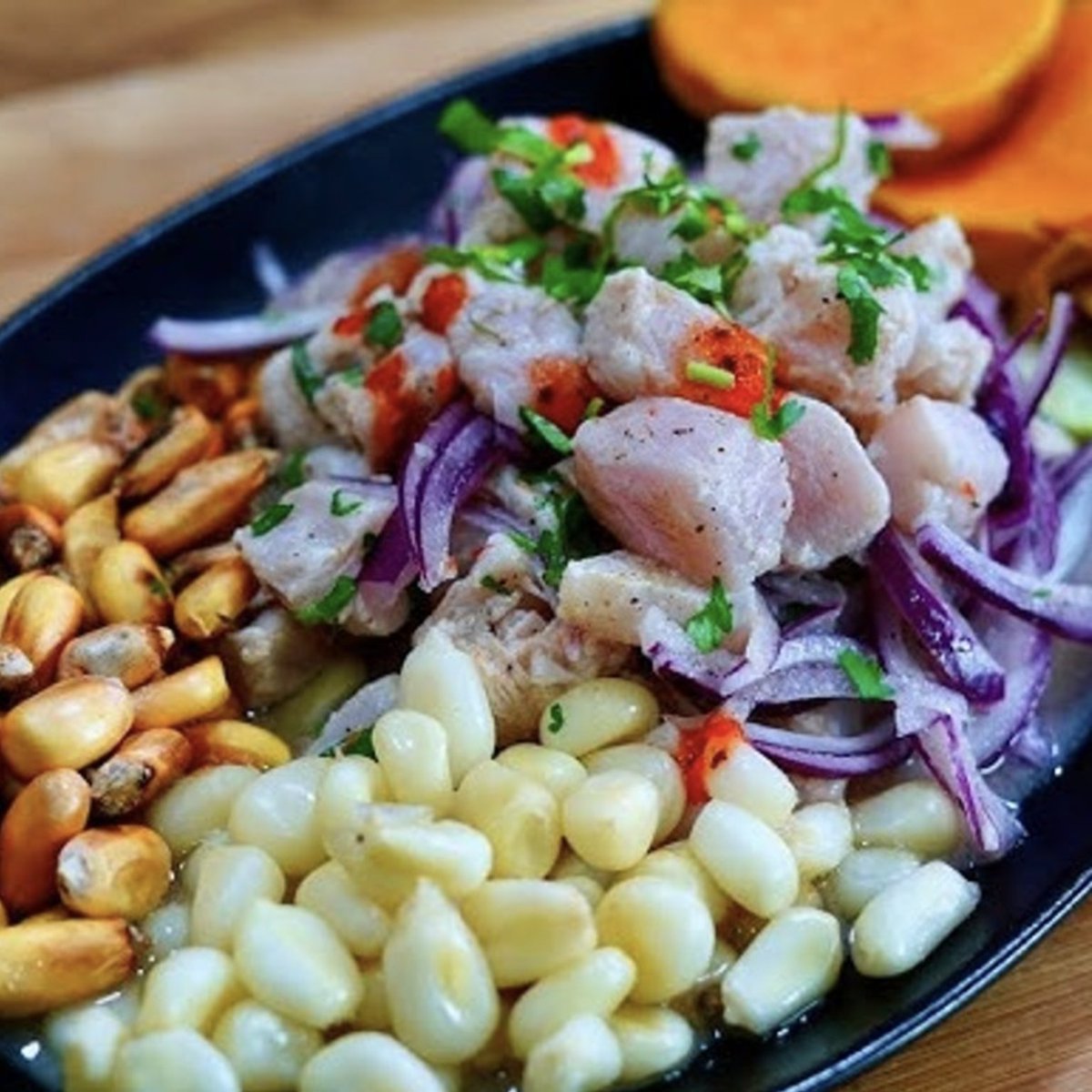 Ese plato parece una penitencia. ¿Un poquito de cebollas cortadas, otro de beterragas, dos papitas cocidas, un pedacito de queso (o mantequilla) y dos trozos de pescado crudo? ¡Que va! Si voy a comer pescado crudo, solo permito que me lo traigan como Dios manda: en un ceviche