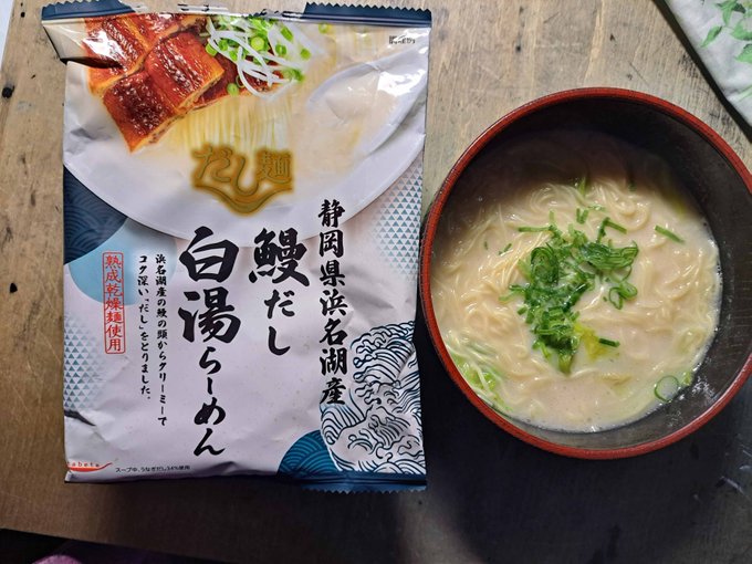 アシさんからの差し入れラーメン、「鰻だし」に続き今日は「甘海老だし味噌」を実食🍜 むむッ、昔回転寿司で飲んだ「カニのあら汁」の味だ～、美味し🌟 エビなのにカニ、お得だ🎆 豆腐を入れて食べたくなる味噌ラーメンでした。 甲殻類つながりでフジツボだしとかも美味しいのかも? 