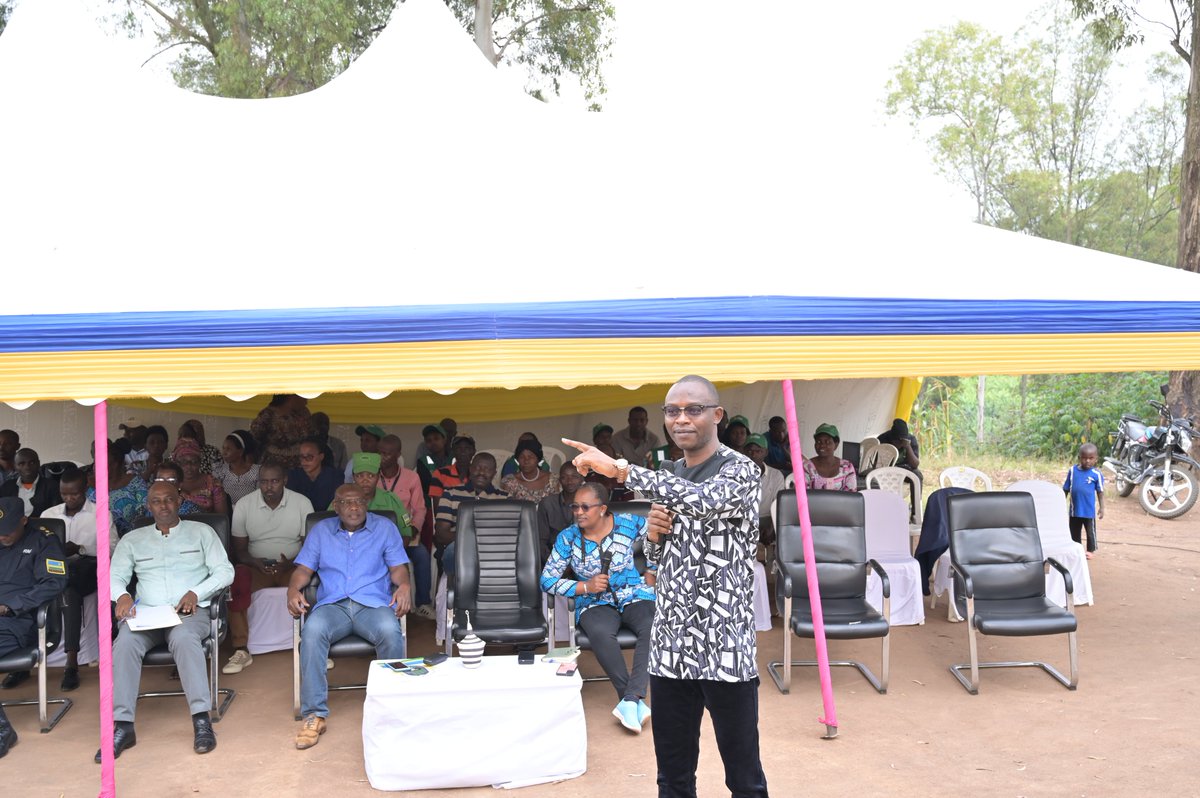 Uyu munsi, Abavunyi bungirije <a href="/YankulijeO/">yankulije odette</a> , <a href="/AbbasMukama/">Abbas Mukama</a>  bafatanije n’Ubuyobozi bwa <a href="/RuhangoDistrict/">Ruhango District</a>  na <a href="/GakenkeDistrict/">Gakenke District</a> ,bifatanije n’abaturage mu Nteko z’abaturage batanga ubutumwa bwo gukumira no kurwanya ruswa by'umwihariko uruhare rwa buri muturage mukuyirwanya . /1 #RWOX