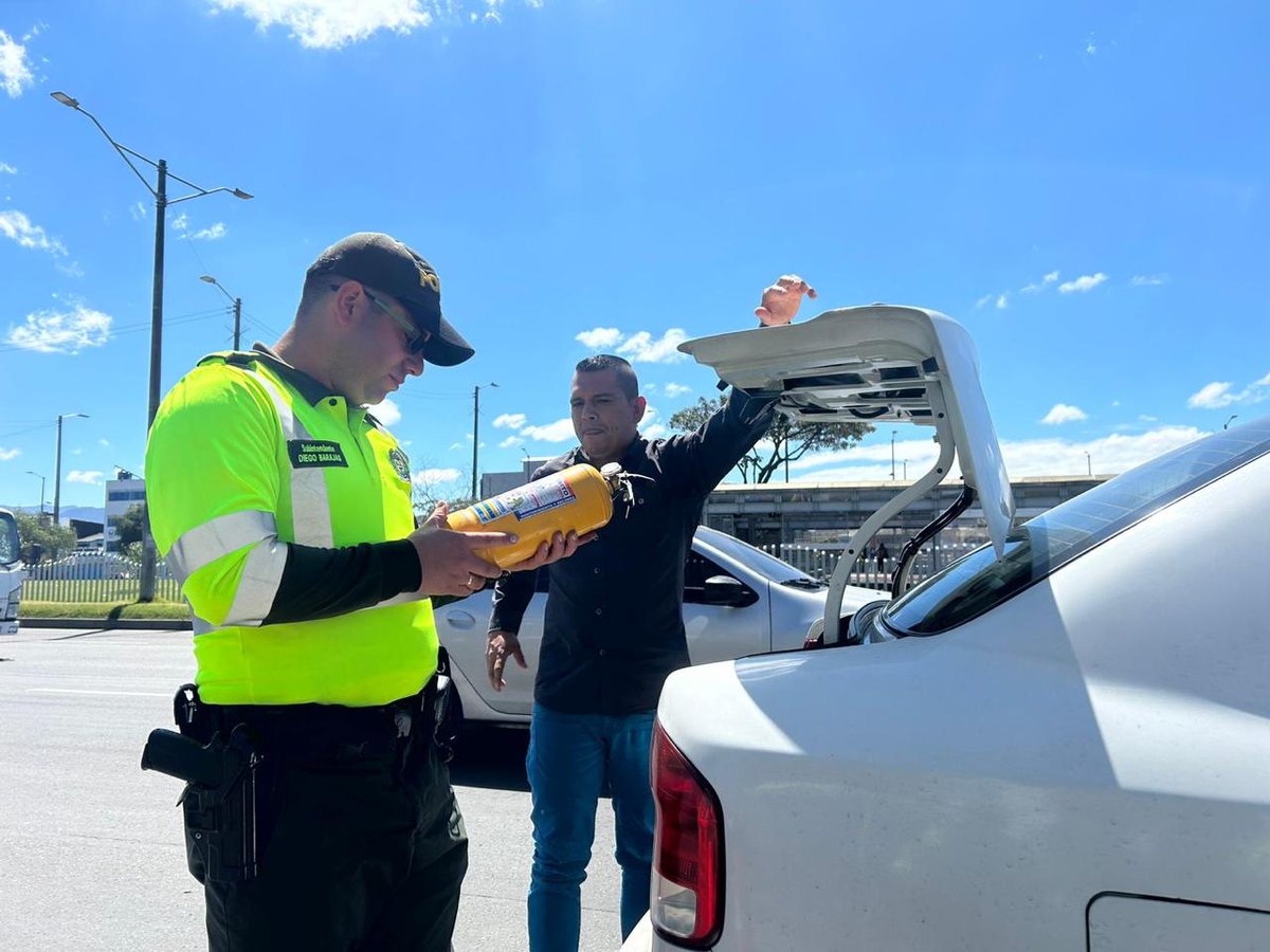 Policía de Tránsito Bogotá (@transitobta) on Twitter photo 👮📷 Nuestros Uninformados realizan campaña de seguridad vial.
⚠️ Antes de salir, revisa que tu vehículo esté en buen estado y que cuente con todos los dispositivos de seguridad obligatorios. Prevenir es proteger,
¡tu vida depende de ello! <a href="/TransitoPolicia/">Dirección de Tránsito y Transporte</a> 👮📷 Nuestros Uninformados realizan campaña de seguridad vial.
⚠️ Antes de salir, revisa que tu vehículo esté en buen estado y que cuente con todos los dispositivos de seguridad obligatorios. Prevenir es proteger,
¡tu vida depende de ello! <a href="/TransitoPolicia/">Dirección de Tránsito y Transporte</a>