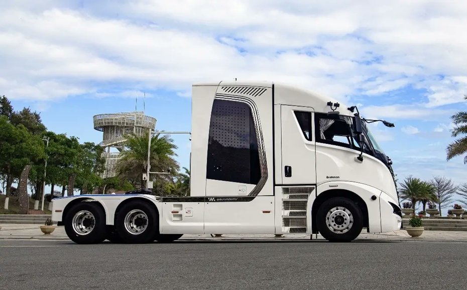 fuelcellsworks's tweet photo. Cenntro's second-generation #hydrogen fuel cell Class 8 semi-tractor, the BM860H, has received EPA certification, boasting a 210kW system and a 528-mile driving range.

#HydrogenNow #Fuelcells #CleanEnergy #Decarbonise #ZeroEmisson 

 https://t.co/l97tTo3aTk https://t.co/rM3dVgR2IR