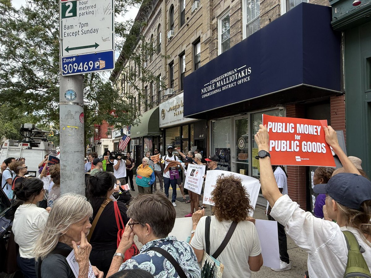 ESVoices's tweet image. Yesterday ESV joined @1199SEIU, @nynurses, @CID_NY, @housingworks, and many more outside of @RepNicole's Bay Ridge office holding her accountable for voting for devastating cuts to Medicaid and SNAP