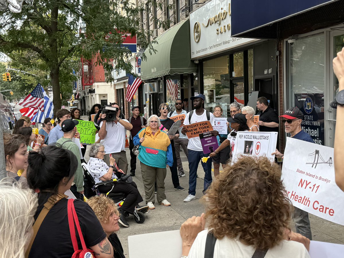 ESVoices's tweet image. Yesterday ESV joined @1199SEIU, @nynurses, @CID_NY, @housingworks, and many more outside of @RepNicole's Bay Ridge office holding her accountable for voting for devastating cuts to Medicaid and SNAP