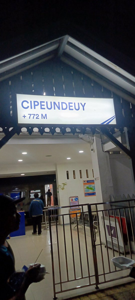 FitoSerius's tweet photo. Cipeundeuy Kab.Garut, Stasiun kecil yang sakti.Semua kereta yang lewat di jalur selatan Daop 2 Bandung wajib berenti di stasiun ini untuk pengecekan rangkaian dan pengereman karena telah melewati jalur naik turun yang ekstrem, kalo kalian singgah di stasiun ini cobain ciloknya https://t.co/LR4BsnkZm4