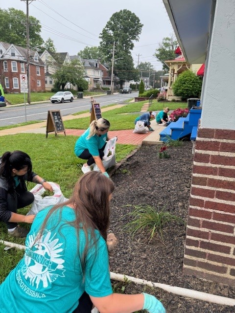 CSCGlobal's tweet image. Our Marketing Team recently volunteered at Sean’s House, a safe haven supporting young adults’ mental health in Delaware. 💙 We&apos;re proud to give back through volunteerism, sponsorships, and teamwork. More: bit.ly/3VFY3ce #CSCGivesBack #BeCSC