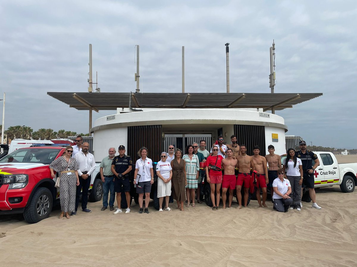 🏊🏼‍♂️🚑 Esta mañana ha tenido lugar uno de los simulacros programados en las playas de Valencia. 

Hoy, la bandera roja ondeaba y ha puesto de manifiesto la necesidad y obligación de seguir las instrucciones de los socorristas en cuanto a prohibición del baño cuando se iza 🚩.