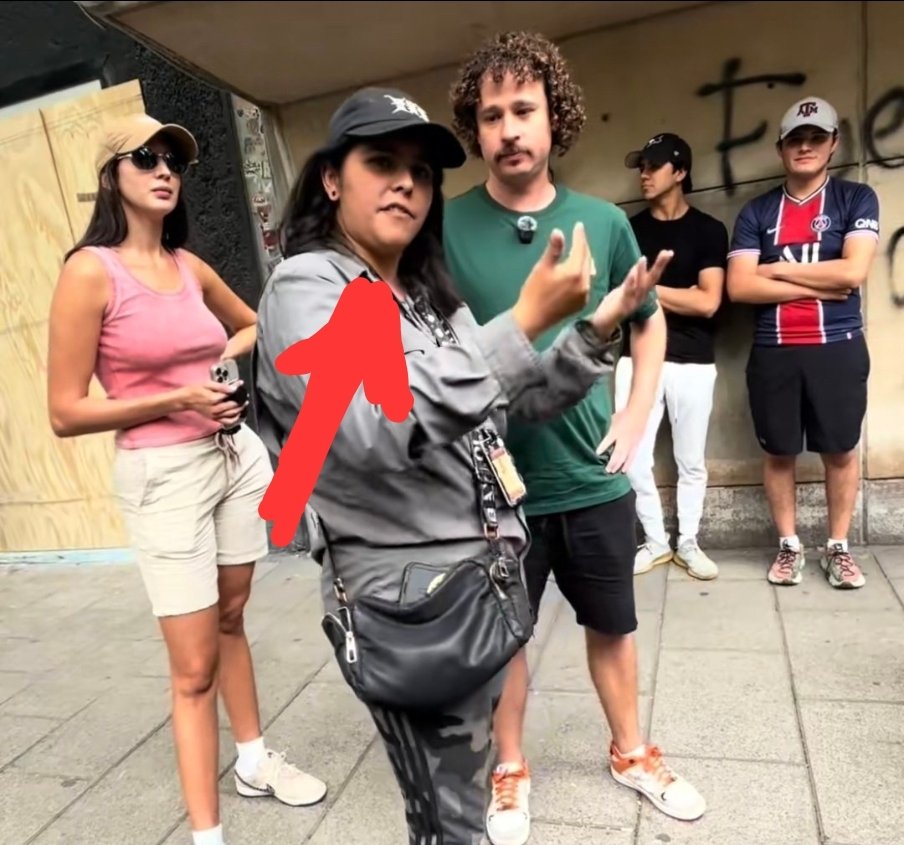 ¿ Adivinen de que partido político es miembro la mujer que agredió a Luisito Comunica ?

Si... de Morena.

¿Y adivinen donde trabaja?

En la Secretaria de Turismo de la CDMX 

¿Así o más claro quién estuvo detrás de los destrozos en la Marcha contra la Gentrificación?
