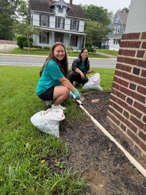 joincsc's tweet image. Our Marketing Team recently volunteered at Sean’s House, a safe haven supporting young adults’ mental health in Delaware. 💙 We&apos;re proud to give back through volunteerism, sponsorships, and teamwork. More: bit.ly/3VFY3ce #CSCGivesBack #BeCSC