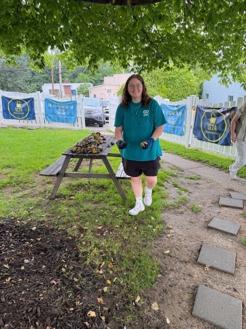 joincsc's tweet image. Our Marketing Team recently volunteered at Sean’s House, a safe haven supporting young adults’ mental health in Delaware. 💙 We&apos;re proud to give back through volunteerism, sponsorships, and teamwork. More: bit.ly/3VFY3ce #CSCGivesBack #BeCSC