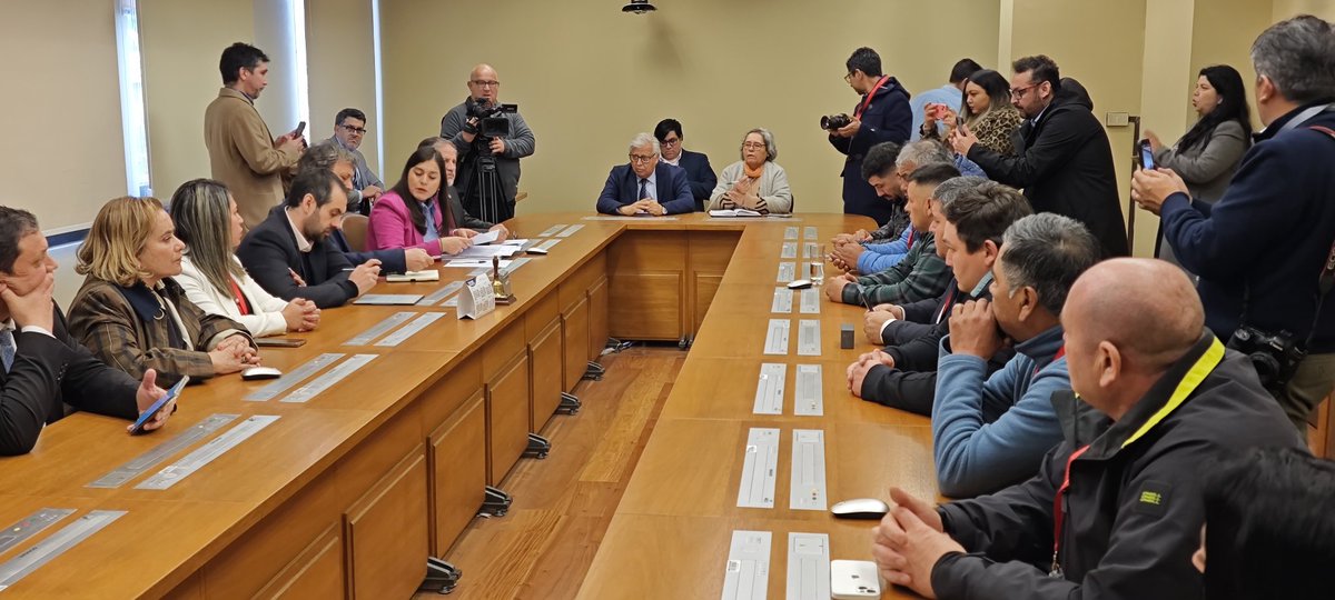 Gastón Saavedra (@gastonsaavedra) on Twitter photo Junto a pescadores de la Jibia del Puerto de Lebu y parlamentarios del Biobío pedimos al gobierno patrocinar un proyecto de ley que establece a la Jibia como "especie migratoria" de autoría de la <a href="/diputadamedina/">KarenMedinaDiputada</a>. Junto a pescadores de la Jibia del Puerto de Lebu y parlamentarios del Biobío pedimos al gobierno patrocinar un proyecto de ley que establece a la Jibia como "especie migratoria" de autoría de la <a href="/diputadamedina/">KarenMedinaDiputada</a>.