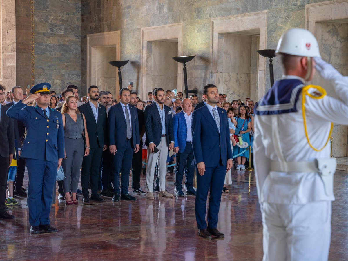 FFTVofficial's tweet photo. HUFEDER’ın Yeni Yönetiminden Anıtkabir Ziyareti

Hukukçu Fenerbahçeliler Derneği (HUFEDER) yeni yönetimi, göreve başlamalarının ardından anlamlı bir ziyarette bulundu. Heyet, Türkiye Cumhuriyeti’nin kurucusu Gazi Mustafa Kemal Atatürk’ün ebedî istirahatgâhı Anıtkabir’i ziyaret ederek mozoleye çelenk bıraktı ve saygı duruşunda bulundu.