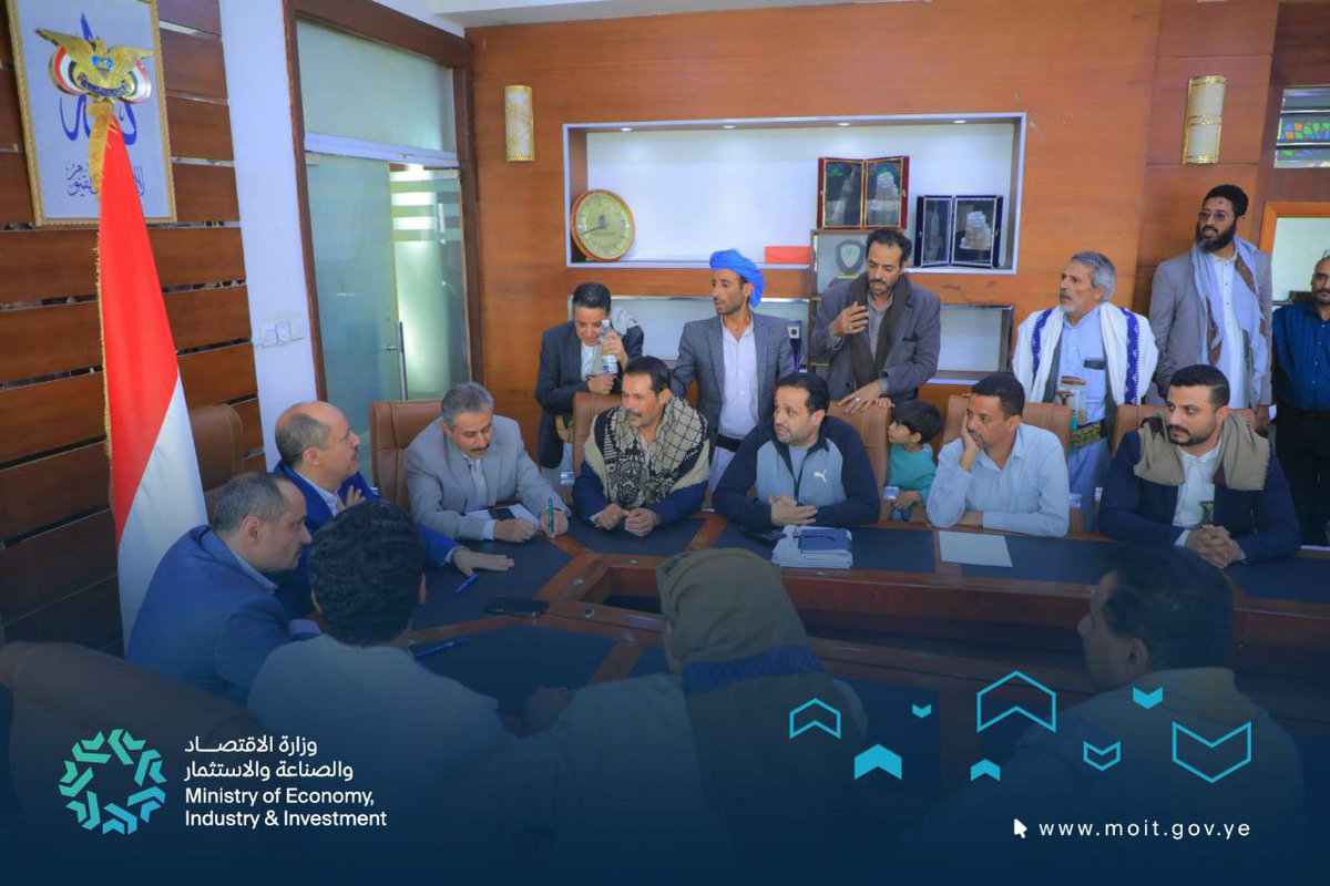 التقى نائب وزير الاقتصاد والصناعة والاستثمار احمد محمد الشوتري المواطنين والتجار ورواد الأعمال والأسر المنتجة، ومديرو وممثلو المؤسسات والشركات التجارية والصناعية والخدمية، خلال "اليوم المفتوح" ، واستمع إلى شكاويهم ومشاكلهم ووجه بسرعة البت فيها ووضع المعالجات المناسبة