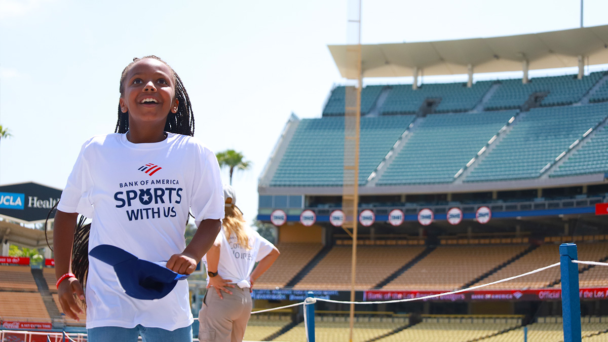 BankofAmerica's tweet image. Our Bank of America Sports with Us Clinic with the Boys & Girls Club and @Dodgers was a huge success! 🏈⚾️⚽️ LA youth got pro tips from legends like Jerry Hairston Jr., Andre Ethier, Mia Hamm & Jared Verse —learning life skills through sports and #BetterMoneyHabits education.