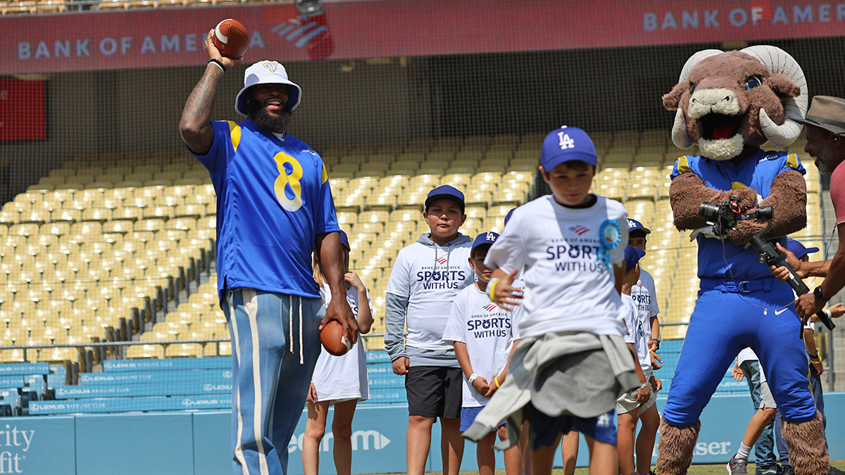 BankofAmerica's tweet image. Our Bank of America Sports with Us Clinic with the Boys & Girls Club and @Dodgers was a huge success! 🏈⚾️⚽️ LA youth got pro tips from legends like Jerry Hairston Jr., Andre Ethier, Mia Hamm & Jared Verse —learning life skills through sports and #BetterMoneyHabits education.