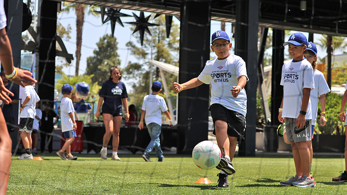 BankofAmerica's tweet image. Our Bank of America Sports with Us Clinic with the Boys & Girls Club and @Dodgers was a huge success! 🏈⚾️⚽️ LA youth got pro tips from legends like Jerry Hairston Jr., Andre Ethier, Mia Hamm & Jared Verse —learning life skills through sports and #BetterMoneyHabits education.
