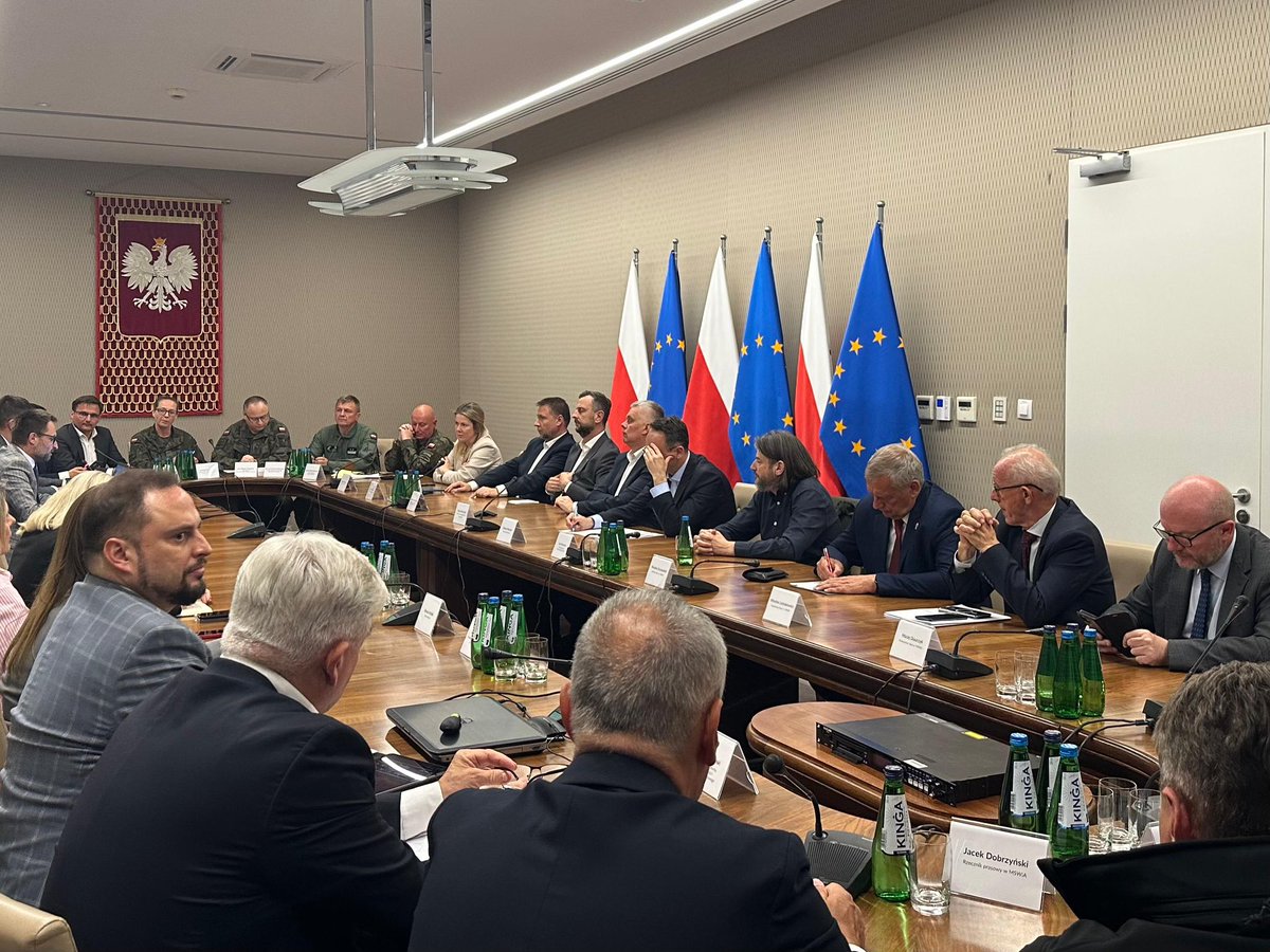 W <a href="/MSWiA_GOV_PL/">MSWiA 🇵🇱</a> odbył się rządowy sztab kryzysowy ws. obecnej i prognozowanej sytuacji meteorologicznej i hydrologicznej. Służby są w podwyższonej gotowości - również na terenach ubiegłorocznej powodzi, które są w strefie prognozowanych intensywnych opadów