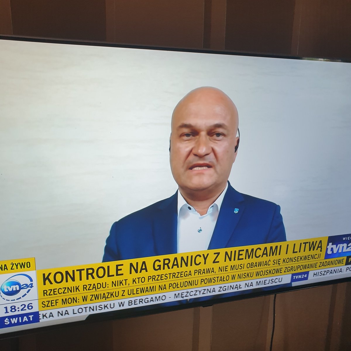 Burmistrz Zgorzelca mówi,  że mieszkańcy bardziej boją się bandy prawych przygłupów w kamizelkach, niż migrantów, których tam, kurwa, nie ma! A z Niemcami żyją w dobrych stosunkach. Dociera?
On to ładniej oczywiście powiedział, ja się nie muszę pieścić