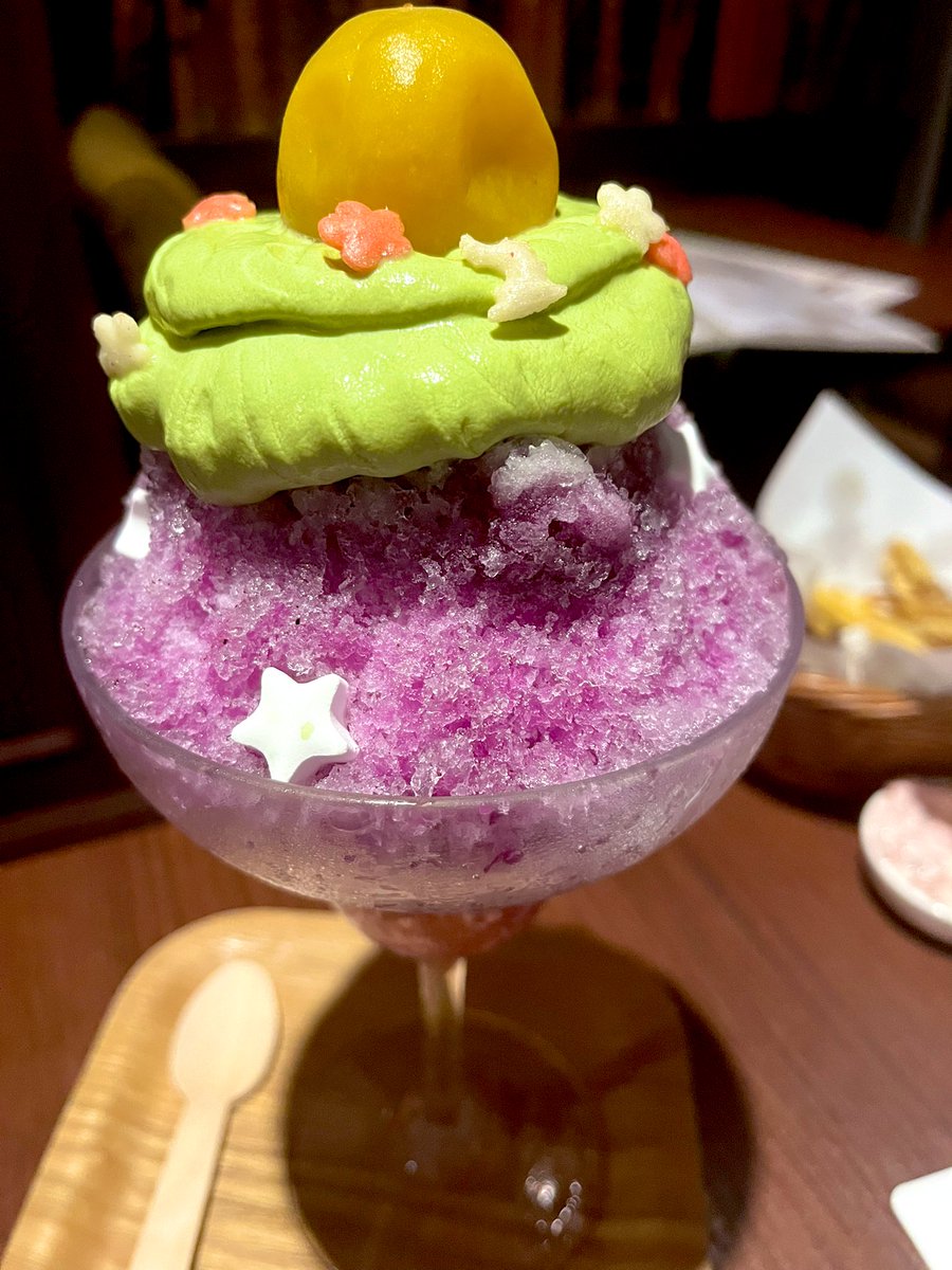 昨日の夜はチョーヤバーで未明さんと飲んできました✨梅酒のかき氷すごく可愛くて美味しくて(下の方がゼリーになっててこれがまた美味しい)心の栄養や〜！ってなったのに体が冷えて完食できず心残り。

引きこもりの私を誘ってくれる未明さんはマジでいい人だからみんな惚れな