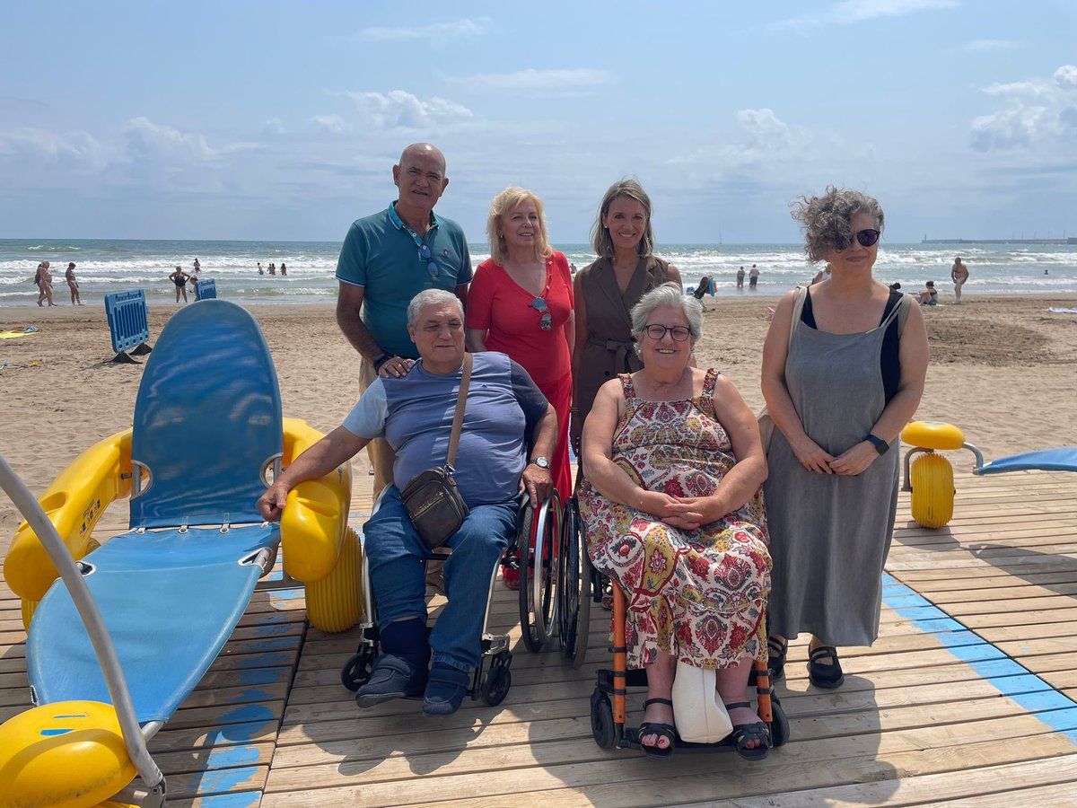 👨🏻‍🦽Seguidamente se ha presentado el dispositivo de ayuda al baño. Profesionales cualificados y material específico y adaptado ayudan a diario a personas con discapacidad a disfrutar de nuestras playas.

Puntos de acceso en Malvarrosa, Cabanyal, Pinedo, El Saler y Perellonet.