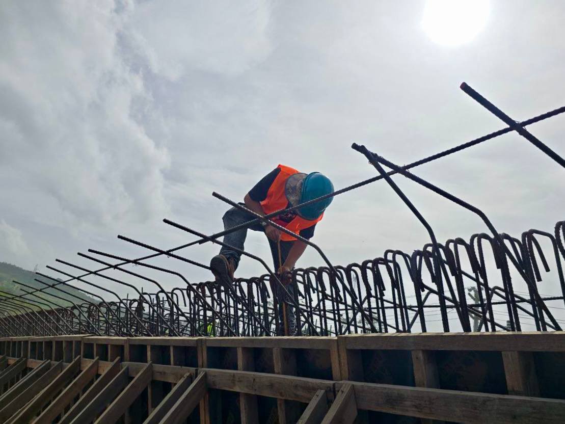 La construcción del paso elevado Papa Francisco, ubicado en la salida a Mateo, avanza y sin detenerse hasta convertirse en una verdadera solución vial. 👷🏼‍♂️💪🏻

Actualmente trabajamos en el armado y fundición de las vigas cajón que sostendrán la estructura principal por la que