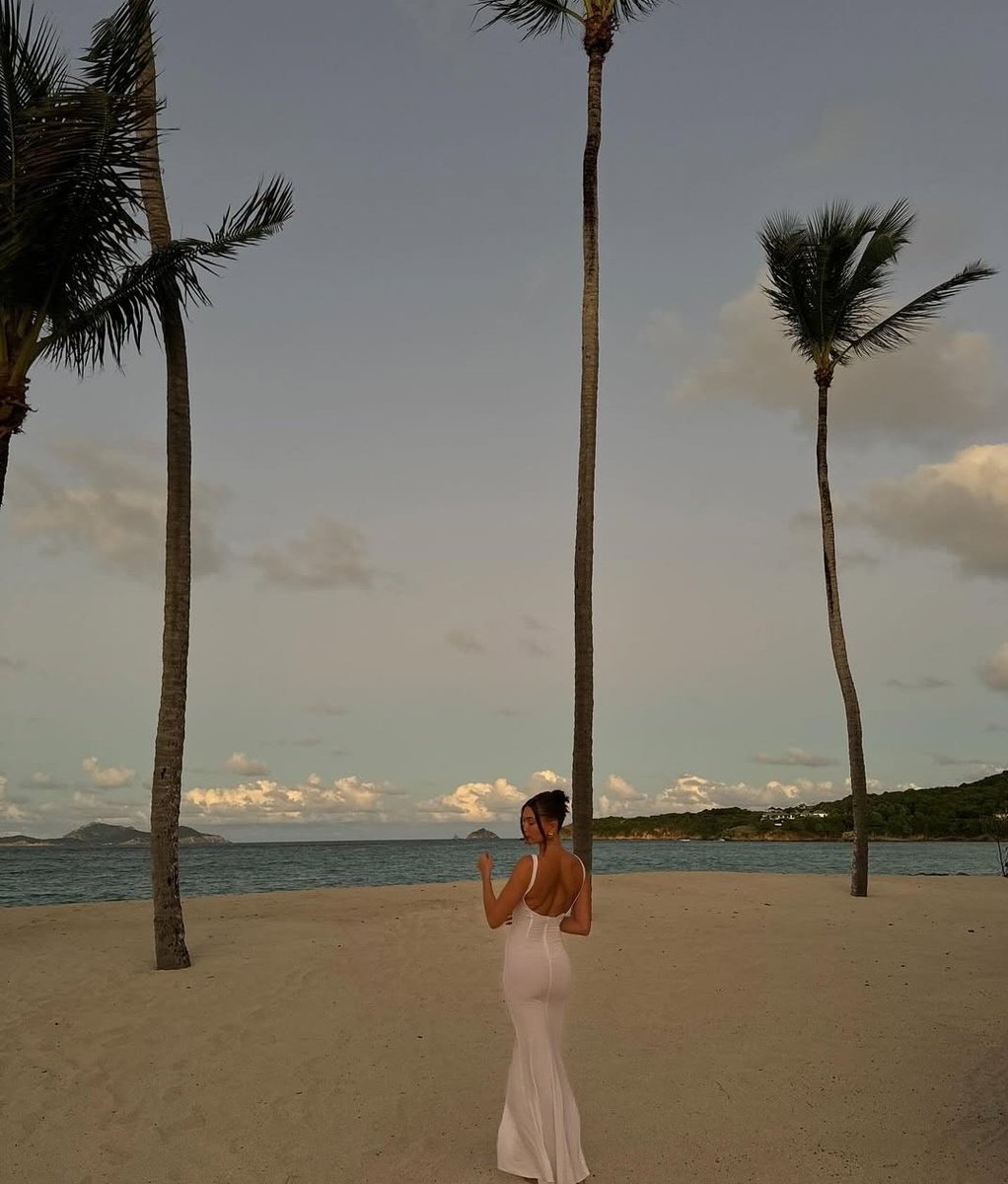 archivehail's tweet image. hailey bieber is the best view