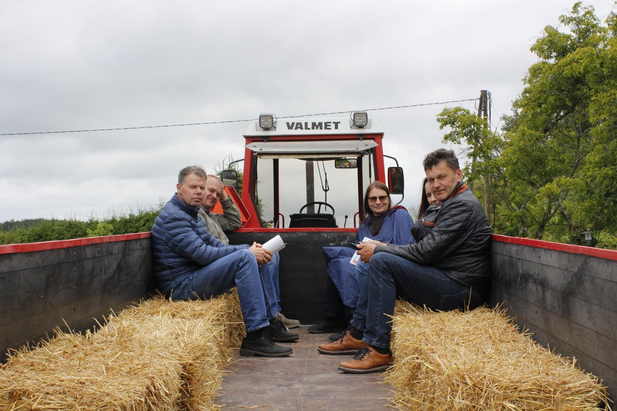 OrgClimateNET's tweet image. 🌾 What a day at Kampars Organic Farm in Sauvo, Finland! 🍓🚜

As part of the #OrganicClimateNET visit, farmers from across Europe explored this diverse organic farm focused on soil health, smart practices &amp;amp; tasty local food. 🙌

More at: organicclimatenet.eu