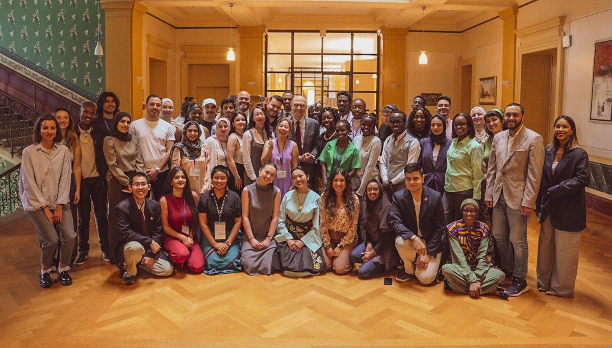 volker_turk's tweet image. Important meeting with young advocates at the Youth Rights Academy, hosted by my Office with Education Above All @EAA_Foundation.
The passion and activism of young leaders is not just inspiring — it is the clearest hope for a just and peaceful world.