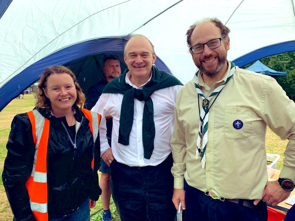 BerrylandsFest's tweet photo. Great to see @EdwardJDavey braving the torrential downpours to visit @BerrylandsFest, to join in at the ever-popular pig racing and to meet the organisers of the festival @BerrylandsSG #scouts #fundraising #berrylands #surbiton #Volunteers https://t.co/kQCJBnVflu