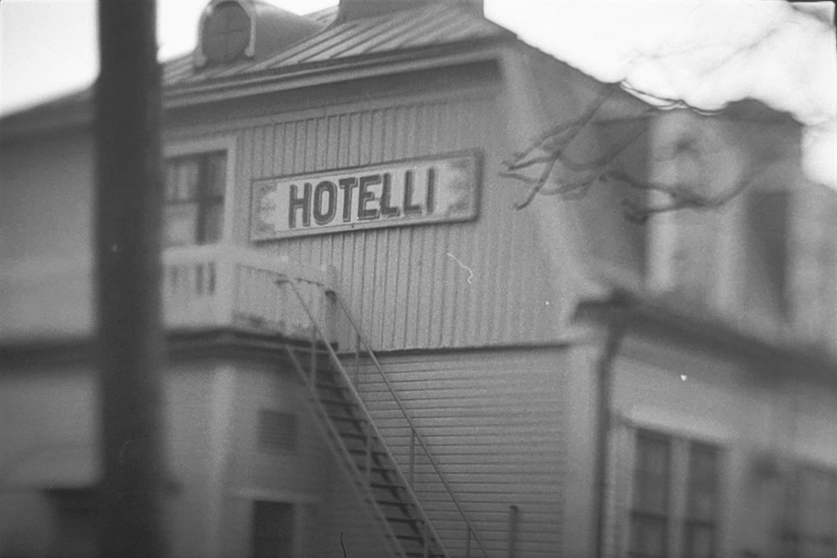 TommiJarvensivu's tweet photo. 📷 Nikon FG-20
🔍 Volna-3, 80mm f2.8
🎞️ Kentmere 400
👌 Free lensing
🍶 Ilford Ilfotec HC 1+31, 7min30sec
📍 Pori, Finland
#YouSawScenes
#ShootMoreFilm
#BuyFilmNotMegapixels
#BelieveInFilm
#FilmIsNotDead
#FilmIsAlive
#写真好きな人と繋がりたい
#ファインダー越しの私の世界 https://t.co/mjm3OaZpLs