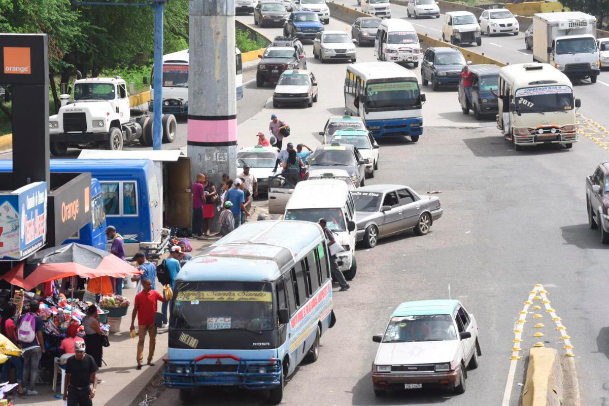 Telenoticiasrd's tweet image. #ElpaísTN I Conductores comienzan a adaptarse nuevas medidas de tránsito en la avenida Lope de Vega

telenoticias.com.do/conductores-co…

#trasporte #amet #conductores