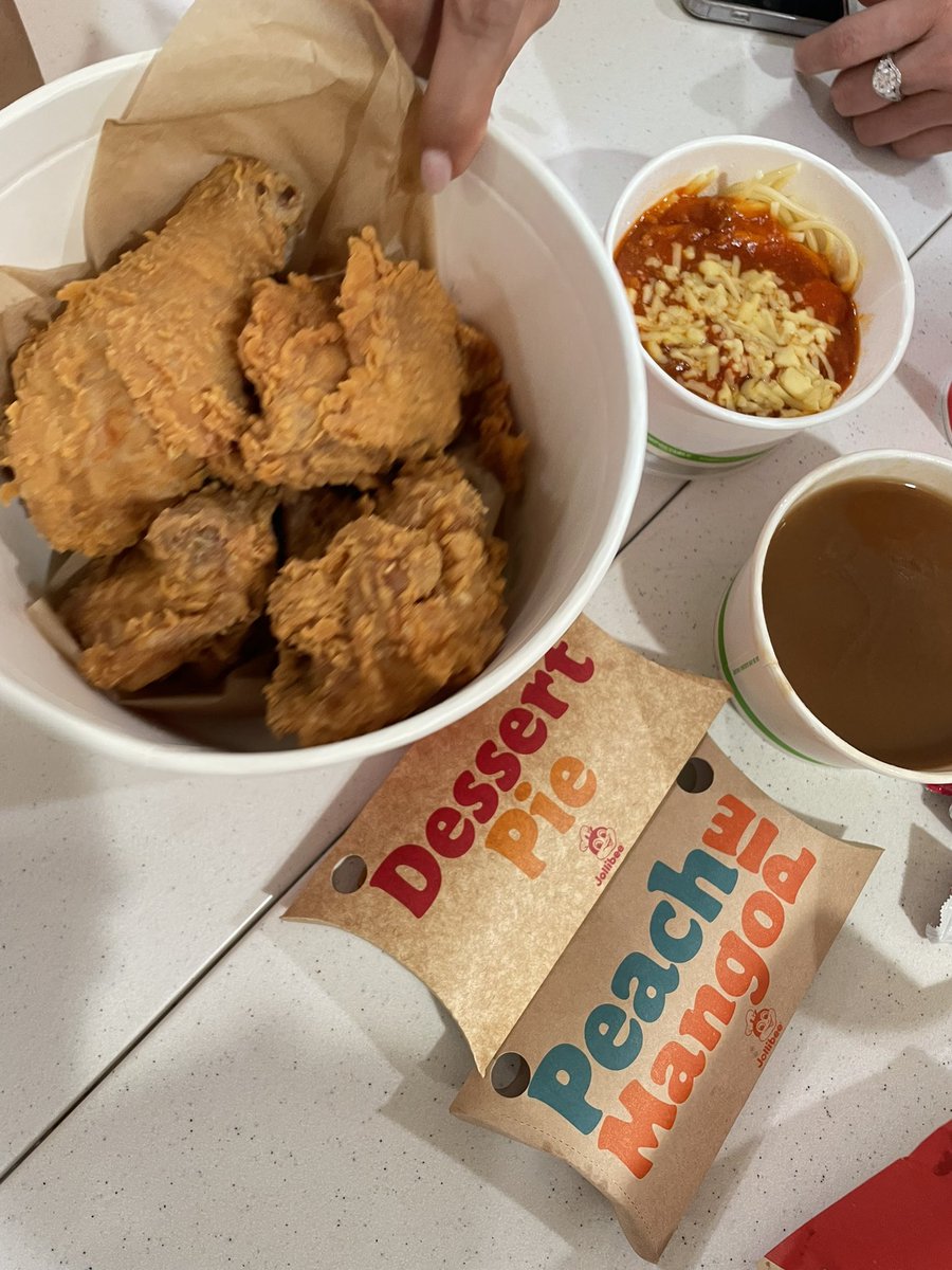 artmscafe's tweet photo. i got to try jolibees yesterday it was so good https://t.co/N2XQ6j2Q45