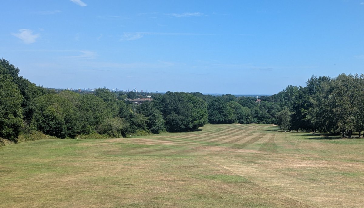 Looking quite dry out there at the moment , but some pretty stripes too #greenkeeper #golf