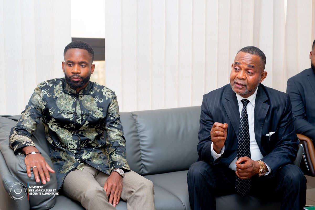 MutombMutshail's tweet photo. Avec l’ambassadeur de bonne volonté pour l’agriculture et la sécurité alimentaire de la RDC, Cédric Bakambu que j’ai reçu ce mardi dans mon cabinet, nous avons discuté de son projet intitulé « Bak’agri » lancé récemment dans la province du Kongo central. Je lui ai prodigué des conseils sur l’investissement agricole pour qu’il avance bien dans son projet en privilégiant la création d’emplois et surtout permettre la sécurité alimentaire dans notre pays. Son implication est un grand apport dans l’agriculture. 

Entant que patriote congolais, nous considérons aussi que Cédric Bakambu répond à l’appel du Chef de l’Etat lancé à tous les investisseurs internationaux et locaux d’investir en RDC. Depuis sa désignation comme ambassadeur de bonne volonté pour l’agriculture et la sécurité alimentaire, l’international congolais démontre chaque jour sa détermination en investissant dans ce domaine très prometteur.